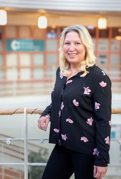 Johanna Jaara Åstrand står utanför Campus lokaler i Arkebyggnaden