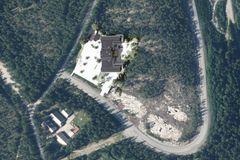 Flygfoto där boendets placering är markerad i korsningen mellan Varvsbergsvägen och Kusthöjden.