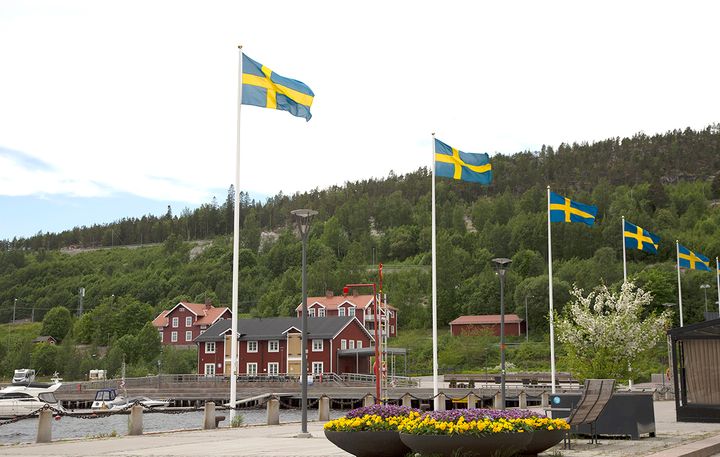 Flaggstänger i inre hamnen med svenska flaggan hissad
