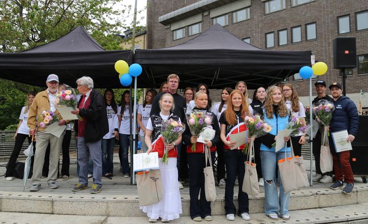 Stipendiemottagare på scenen på Örnsköldsviks torg