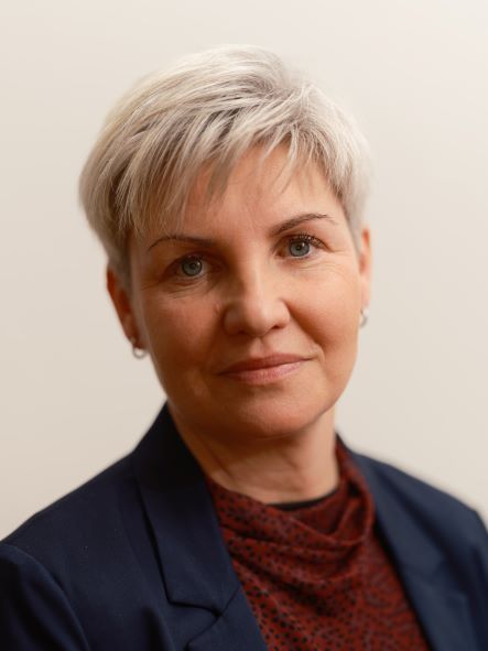 Kvinna med kort ljust hår och kavaj.