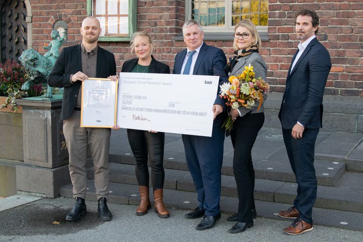 Från vänster: David Ivarsson, doktorand och samordnare i projektet, Lunds universitet, Märta Wallinius, forskningschef och forskningsledare för projektet, Rättspsykiatriska regionkliniken Växjö, Mattias Larsson, generaldirektör på Brå, Tina Fogelklou, verksamhetsområdeschef, Rättspsykiatriska regionkliniken Växjö och Jason MacBride, gruppchef sektionen för programutbildning, Kriminalvården .