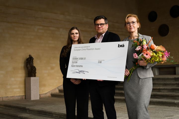 Adna Jetis, jurist på Konsumentverket (till vänster) och Anna-Lena Tapper, nationell samordnare på Nationella operativa avdelningen, Polismyndigheten, tar emot diplom från Brås generaldirektör Jonas Trolle.