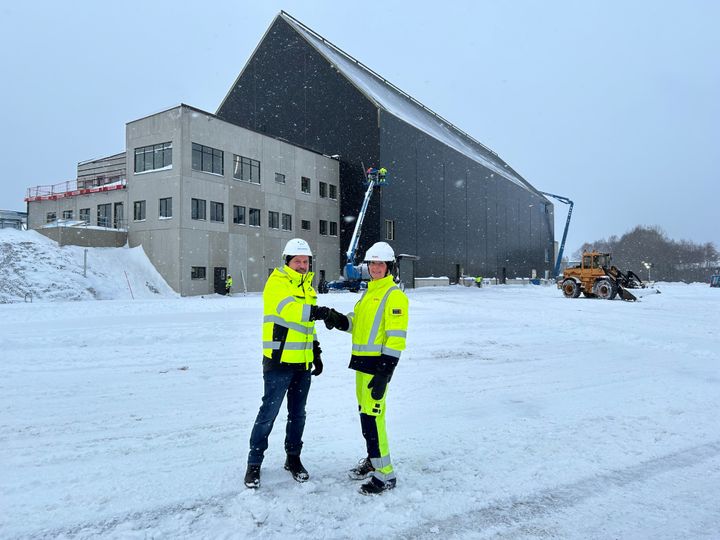 Göran Konradsson, projektledare el vid Cinis Fertilizer och Lena Berglund, E.ONs regionchef för norra Sverige, framför anläggningen som nu ansluts till elnätet.
