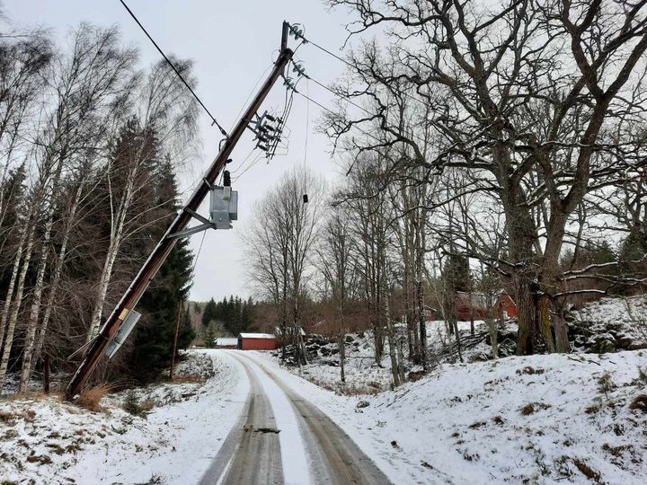 Snö och kraftig vind gör reparationerna utmanande och ibland farligt. "Med hänsyn tagen till säkerheten arbetar vi så snabbt vi kan för att våra kunder ska få strömmen åter, och hoppas på förståelse och tålamod," säger Peter Hjalmar, chef region syd, E.ON.