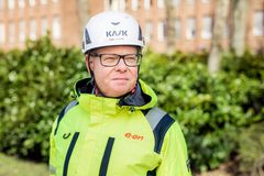 "Cirka 2 700 E.ON-kunder är för närvarande utan ström. En stor montörsstyrka jobbar för högtryck, men framkomligheten är mycket begränsad i de värt drabbade områdena och de värst drabbade områdena", säger Peter Hjalmar, regionchef syd på E.ON.