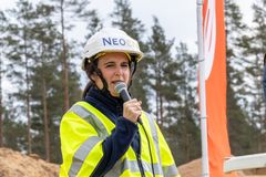 "Vi är glada och stolta att kunna investera i Hultsfred och vi har blivit mycket väl mottagna av både kommunen och markägare, samt av E.ON," säger Laetitia Prot, vd, Neoen Sverige.