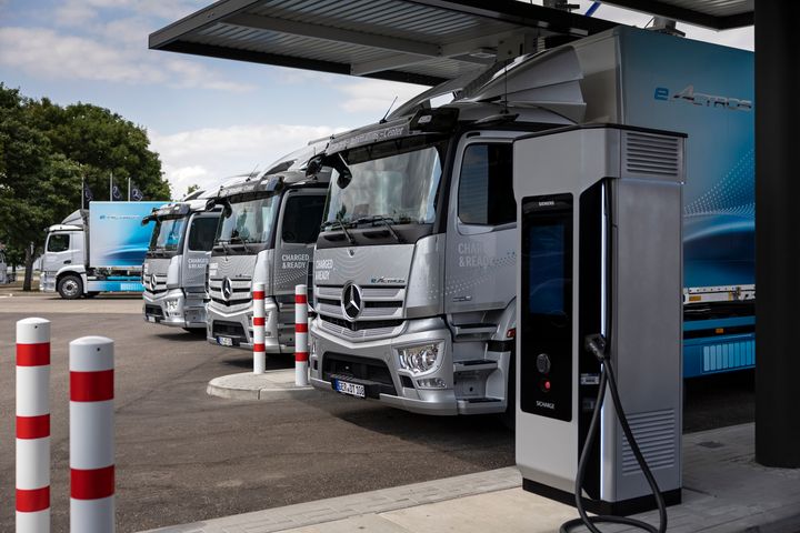 E.ON och generalagenten för Mercedes-Benz Lastbilar i Sverige, Veho, har ingått ett samarbetsavtal för att erbjuda energilösningar till bolagets återförsäljare och kunder. Samarbetet innebär att E.ON kompletterar Mercedes-Benz erbjudande kring tunga elektrifierade fordon med erbjudanden kring till exempel laddning, energilager och lokal elproduktion.