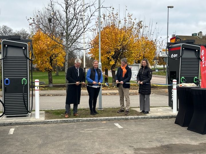 Svend-Erik Dahlström, ordförande i miljö- och byggnadsnämnden i Markaryds kommun, Marie Feuk, vd E.ON Drive Infrastructure Sweden, Fredrik Erlandsson, kommunikationschef Nibe Industrier och Maria Berglund, verksamhetschef på Vetenskapshuset invigde åtta nya laddpunkter, inklusive två ultrasnabbladdare på upp till 300 kW för korta laddstopp vid E4 Trafikplats Markaryd södra, samt två AC-laddare på 22 kW för besökare som planerar att stanna längre och utforska Vetenskapshusets utställningar och aktiviteter.