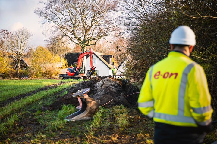 Elnätsutbyggnaden skapar även arbetstillfällen, både direkt genom byggnation och underhåll och indirekt genom att ge nya företag och innovationer tillgång till en pålitlig energiförsörjning.