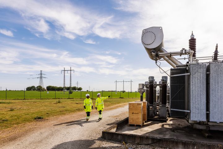 Bredastenstationen beräknas tas i drift sommaren 2026. Investeringen om 75 miljoner kronor är en del av E.ONs omfattande modernisering av elnätet, där bolaget totalt satsar 23 miljarder kronor under perioden 2024–2027 – den största elnätsinvesteringen i E.ON:s historia.