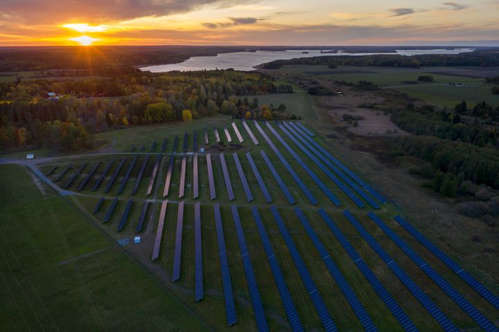 E.ON har nu tekniskt driftsatt anslutningen som säkrar kapacitet för att ta emot solel i en skala som Sverige inte tidigare sett. Hultsfredsklustret är ett unikt samarbete mellan tre solparker, med en sammanlagd planerad effekt på 150 megawatt fossilfri elproduktion.
