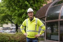 "Elnätsutbyggnaden skapar även arbetstillfällen, både direkt genom byggnation och underhåll och indirekt genom att ge nya företag och innovationer tillgång till en pålitlig energiförsörjning," säger E.ONs regionchef, Björn Persson.