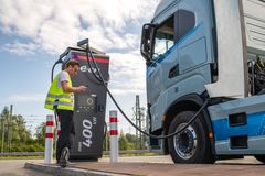 Eskilstuna kombiterminal är helt elektrifierad och har direktanslutning till flera av Sveriges viktigaste järnvägslinjer. Nu har turen kommit till lastbilarna. Kombinationen av elektrifierad järnväg och eldrivna lastbilar gör det möjligt att transportera gods hela vägen med mycket låga utsläpp. Med direkt laddning på plats minskar dessutom behovet av omvägar och tomkörning.