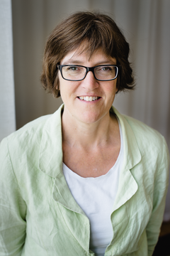 "Vår terminal är redan en nyckelpunkt för klimatsmarta transporter. Genom att nu erbjuda eldrivna lastbilar möjlighet att ladda i direkt anslutning till omlastningen stärker vi vår roll som nav i det hållbara transportsystemet," säger Kristina Birath, fastighets- och miljödirektör i Eskilstuna kommun.