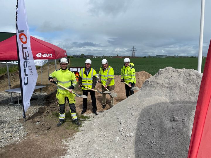 Victor Baum, Craftor, Patrik Källåker, Alfa Laval, Torkild Strandberg, KSO Landskrona och Peter Hjalmar, E.ON tar det första spadtaget för E.ONs nya transformatorstation. Stationen ska lägga grunden för för nya företagsetableringar, fler arbetstillfällen och ett starkare näringsliv i Landskrona. Investeringen motsvarar 150 miljoner kronor.