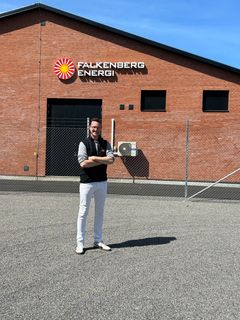 "Med vårt batteri för energilagring kan vi bidra till att ansluta mer elproduktion och fler kunder inom befintlig infrastruktur," säger Markus Bengtsson, tf VD på Falkenberg Energi.