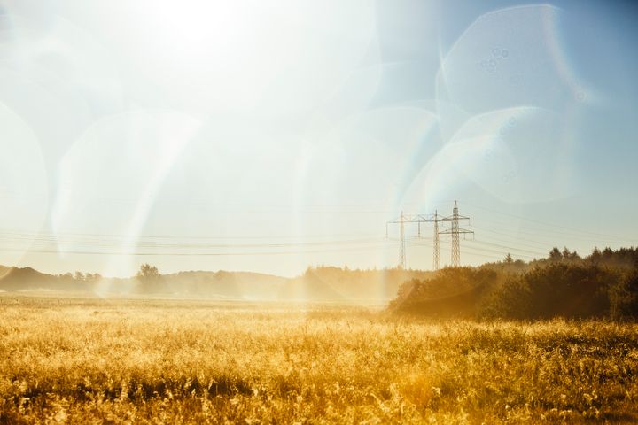 Soligt men fullt i nätet. I Halland produceras allt mer el från sol och vind – särskilt under sommaren. Men när förbrukningen är låg uppstår kapacitetsbrist i elnätet. Genom en ny lokal flexibilitetsmarknad kan produktion och förbrukning styras smartare, och därmed minska risken för överbelastning och skapa plats för mer förnybar el.