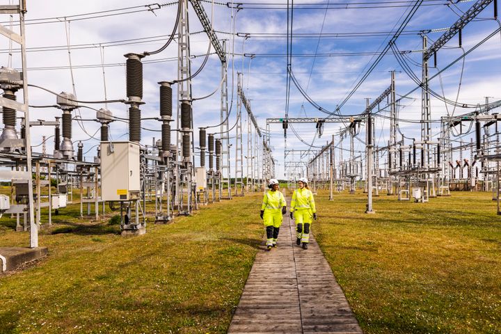 Sammantaget investerar E.ON 188 miljoner kronor i Tomelilla under 2025 för att stärka elnätet, förbättra motståndskraften och underlätta elektrifiering av transportsektorn och industrin. 120 miljoner går till regionnätstationen.