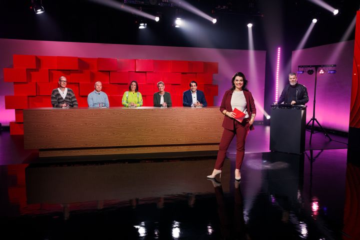 Varför blir elnätsavgiften bara dyrare? Hur fungerar elnätet? Och hur enkelt är det att bli självförsörjande på el? I Expertpanelen får kunderna svar av fem experter från E.ON som i fyra avsnitt lyfter fördomar, uppfattningar och känslor kring elnätet tillsammans med Carin da Silva och Pappa Jarny. Premiär idag den 28 augusti på eon.se/expertpanelen.