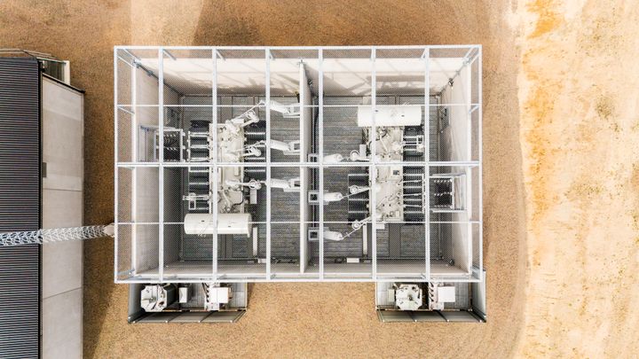 E.ON investerar 60 miljoner kronor i en ny transformatorstation i Nässjö. Den nya stationen förbättrar inte bara driftsäkerheten – den möjliggör också fler anslutningar och skapar förutsättningar för lokal tillväxt. Samtidigt byggs den med klimatet i åtanke: all utrustning är fri från isolergasen SF6, som har mycket stor klimatpåverkan, och stationen uppförs med klimatförbättrad betong.