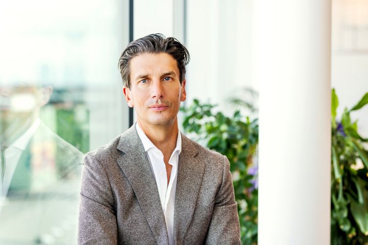 Joakim Cejie, chef för Public Affairs på E.ON, välkomnar särskilt regeringens utökade satsning på Kraftlyftet, som stärker leveranssäkerheten och skapar förutsättningar för ny planerbar elproduktion där behoven är som störst. Samtidigt menar han att det saknas åtgärder som sänker fjärrvärmekostnaderna och ger kunderna mer stabila priser.