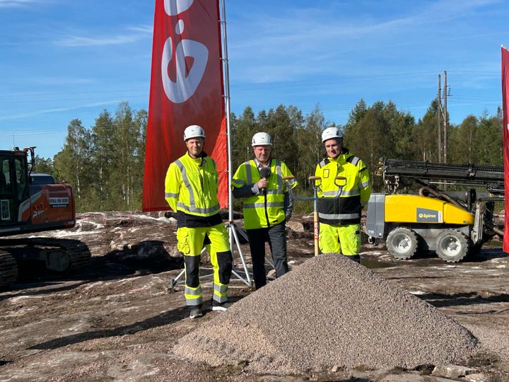 Idag togs det första spadtaget för E.ONs nya flaggskeppsprojekt inom hållbarhet och innovation i elsystemet. Stationsbyggnaden uppförs i trä för minskat koldioxidavtryck och längre livslängd. All teknik är fri från isoleringsgasen SF6 – 23 500 gånger mer klimatpåverkande än koldioxid – och projektet använder klimatförbättrad betong, koldioxidreducerat stål, regenererad olja och återbrukade komponenter.  Spaden hölls av Mats Tullgren, regionnätschef E.ON, Anders Johansson, kommunstyrelsens ordförande i Mönsterås och Jan Hintze, vd Omexom.