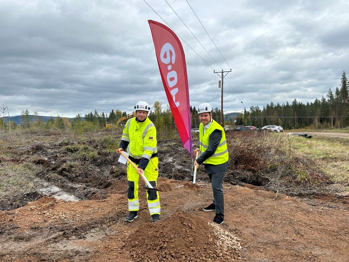 E.ONs regionnätschef, Mats Tullgren och Ragundas KSO, Anton Waara, tog första spadtaget för E.ONs 700-miljonerssatsning i Hammarstrand. Den nya anläggningen förstärker elförsörjningen och utökar kapaciteten i regionen, vilket gör det möjligt för fler företag och industrier att ansluta sig till nätet.