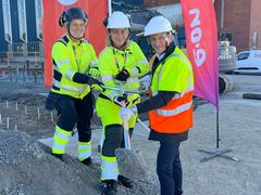 Johanna Batz, produktionschef E.ON, Azra Sapcanin, citychef E.ON och Kemal Hoso, kommunalråd Örebro, tog det första spadtaget under fredagen.