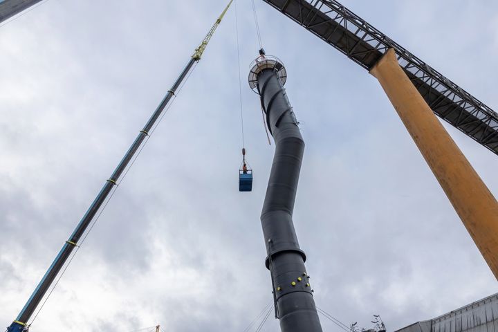Två 75 meter höga skorstenar lyfts på plats vid Händelöverket. När anläggningen står klar kan den återvinna värme motsvarande uppvärmningen av cirka 5 000 villor.