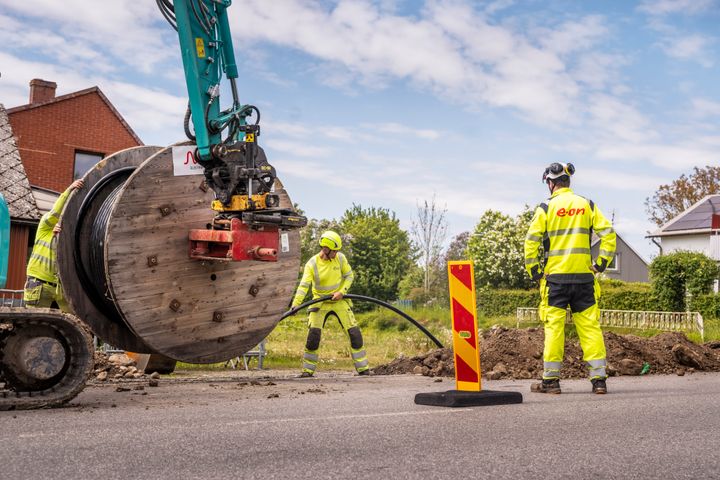 E.ON bygger ut och förstärker elnäten mer än någonsin för att möta efterfrågan från samhället och våra kunder. Det är nödvändigt för att inte bli en flaskhals när svenska hushåll och företag vill ställa om och städer vill växa, säger Gustav Wengen, chef kund och marknad på E.ON.