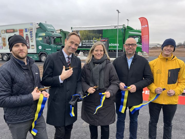 E.ONs nya ultrasnabba laddstation i Hultsfred stärker elektrifieringen av tunga skogstransporter och gör orten till en viktig knutpunkt för fossilfria transporter. Invigningsklippte gjorde Daniel Isaksson, Södra, Allan Widman, landshövding Kalmar län, Marie Feuk, vd E.ON Drive Infrastructure, Mikael Karlsson, kommunstyrelsens ordförande Hultsfred och Oskar Gustavsson, Skogforsk/Tree-projektet.
