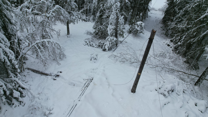 Arbetet med att få tillbaka strömmen fortsätter efter stormarna Johannes och Anna, samtidigt som kyla och snöfall försvårar insatserna.