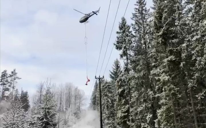 Under söndagen besiktar tre helikoptrar ledningsgatorna från luften. Samtidigt används två gripklohelikoptrar för att lyfta bort den stora mängd träd som ligger över ledningarna.
