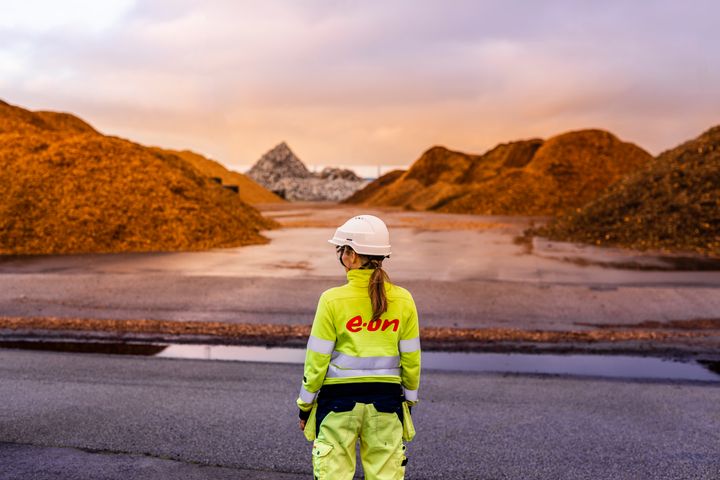 I Malmö baseras fjärrvärmen på förnybara och återvunna energikällor, vilket stärker både beredskapen och klimatomställningen. Köldknäppen visade fjärrvärmens betydelse: 60 GWh extra värme levererades i Malmö, samtidigt som kraftvärmen producerade 26 GWh el och stärkte energisystemets robusthet.