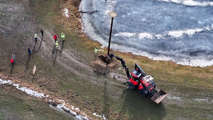 Efter återkommande strömavbrott i Vinslöv till följd av storkbon i elnätsstolpar har E.ON och Storkprojektet etablerat nya boplatser i en närliggande nyckelbiotop. De nya “sjötomterna” ger storkarna trygga häckningsmiljöer nära föda – samtidigt som risken för driftstörningar i elnätet minskar.