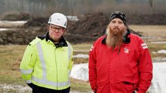 "Genom att skapa bättre boplatser kan vi både värna arten och stärka leveranssäkerheten," säger Peter Hjalmar, regionchef på E.ON. På bilden Peter Hjalmar, E.ON och Petter Albinson, Storkprojektet.