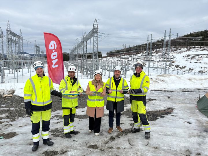 E.ON inviger stamnätsstationen i Nässe utanför Långsele – bolagets största anslutning hittills. Anläggningen möjliggör 553 MW ny vindkraft och stärker kapaciteten för framtida industrietableringar i regionen. Klippte bandet gjorde Martin Höhler, vd för E.ON Energidistribution, Emelie Wrede (C), kommunstyrelsens ordförande i Sollefteå och Andrés Iturriaga Arrillaga, Project Manager på Renewable Power Capital.