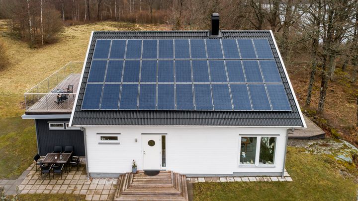 E.ON investerar i år drygt 10 miljoner kronor i elnätet i Högsby kommun för att stärka kapaciteten och möjliggöra nya anslutningar. I kommunen finns i dag 10–20 pågående anslutningsärenden, där efterfrågan främst gäller ny elproduktion på omkring 490 MW – motsvarande elbehovet för cirka 85 000–95 000 villor en kall vinterdag.