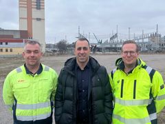 I Sylten i Norrköping bygger E.ON en ny, kompakt inomhusstation som kombinerar ökad elkapacitet med hänsyn till områdets industrihistoriska miljö. Den nya anläggningen säkrar framtidens elförsörjning och skapar förutsättningar för fortsatt tillväxt och elektrifiering. På bilden David Håkman, Projektledare E.ON, Thomas Tekmen, ordförande i samhällsplaneringsnämnden i Norrköpings kommun och Markus Israelsson-Silfver, programansvarig E.ON, framför det gamla ställverket som snart ska ersättas med en liten toppmodern station.