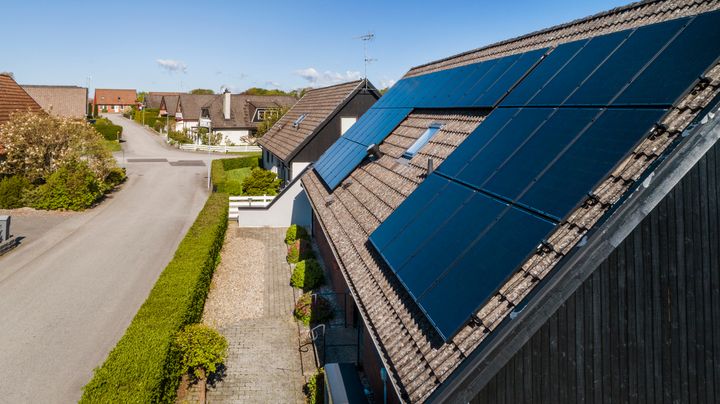 E.ON investerar 27 miljoner kronor i elnätet i Lomma för att möta en växande efterfrågan och stärka kapacitet och leveranssäkerhet. Satsningen är en del av bolagets omfattande investeringsprogram och ska möjliggöra fortsatt elektrifiering och lokal tillväxt.