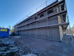 Den nya transformatorstationen i Karlshammar byggs i trä som en del av E.ONs satsning på att minska klimatpåverkan från elnätsinfrastruktur – ett pilotprojekt som kan sätta standard för framtidens elnät.