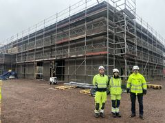 Som en del av projektet ”Hållbara Stationen” använder E.ON spikar av trä, återbrukade komponenter och klimatsmarta material för att minska utsläppen från elnätsinfrastruktur.