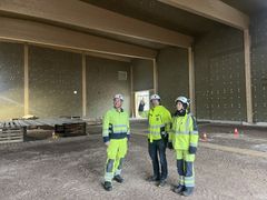 David Håkman, projektledare E.ON, Niklas Polteg, Glebes Bygg och Gerd Karlsson, projektledare Omexon inspekterar Hållbara Stationen i Karlshammar där E.ON ska visa hur klimatsmarta materialval kan minska utsläppen i hela elnätsbygget.