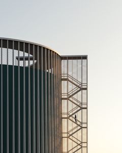 Illustration av den planerade ackumulatortanken i Norra hamnen i Malmö. Den cirka 70 meter höga anläggningen blir en del av stadens framtida energiinfrastruktur och ett nytt landmärke i Malmös skyline.