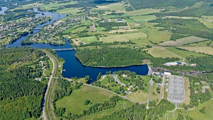 E.ON och atNorth har tecknat avtal om en elanslutning på 200 MW till en ny AI-anläggning i Hamre, utanför Sollefteå – en av de största konsumtionsanslutningarna i E.ONs historia. Etableringen i Hamre ska enligt bolagen skapa förutsättningar för storskalig AI-infrastruktur och samtidigt stärka Sollefteås roll som nod för framtidens digitala industri.