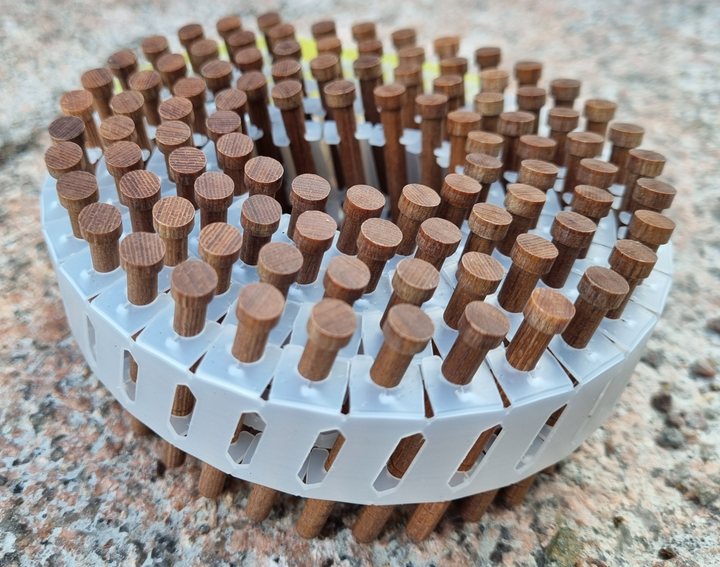 45 000 spikar av trä i stället för stål – i Karlshammar testar E.ON hur även små materialval kan minska klimatavtrycket i framtidens elnät.