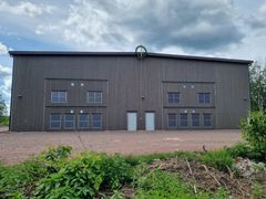 Taklagskransen på plats. Stationsbyggnaden i trä står nu färdig vid E.ONs nya transformatorstation i Karlshammar. Projektet, som går under namnet Hållbara Stationen, ska bidra med nya erfarenheter och lösningar för framtidens klimatsmarta elnät.