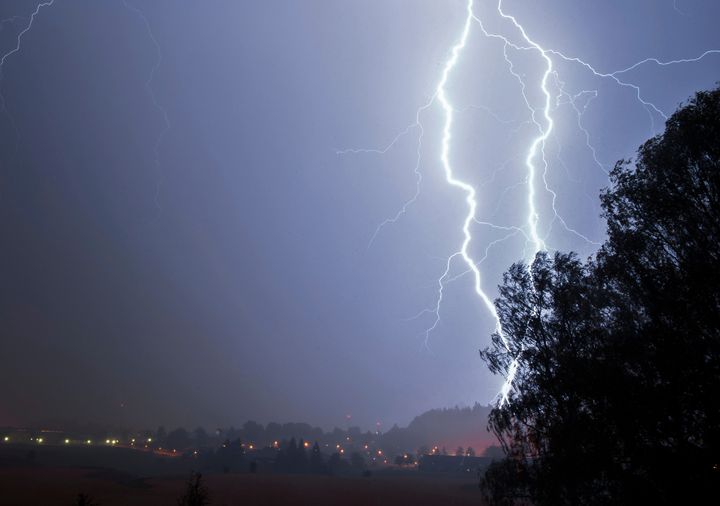 E.ON höjer beredskapen i Götaland och Svealand inför midsommardagens väntade åskoväder med risk för kraftiga blixtnedslag och lokalt stora regnmängder.