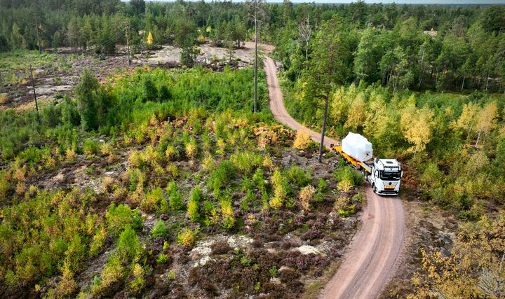 Två nya 50 kV-transformatorer har transporterats den sista sträckan till E.ONs nya station i Karlshammar. Smala och slingrande skogsvägar gör att specialbyggda transportfordon krävs för att få den tunga utrustningen hela vägen fram.